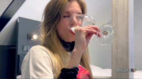 Напоил малышку и жёстко трахнул