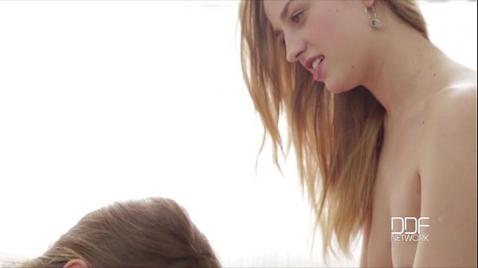 Вызвал двух шлюх для разнообразного секса