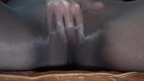 Мастурбация в колготках с чёрным дилдо