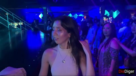 Познакомилась в клубе с парнем и занялась сексом