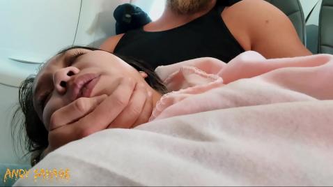 Девушка заснула в самолёте незнакомый парень засунул руку в трусики и стал ласкать