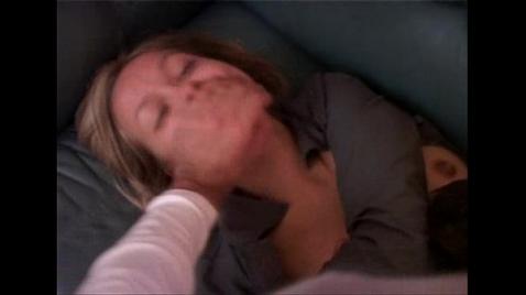 Связанного парня заставляют смотреть на износилавание его жены