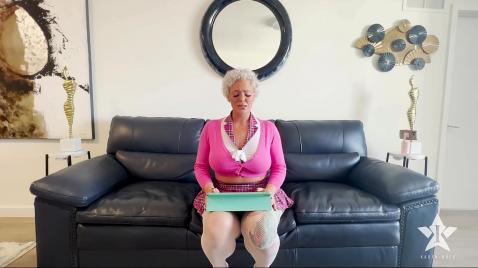 Бабуля сосёт хуй негру и даёт в жопу