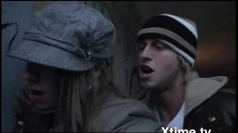 Красивые любовники занимаются сексом на глазах у прохожих