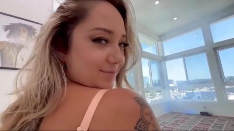 Девушка в наколках делает минет