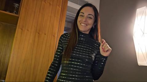 Мужчина трахает брюнетку и игрушку