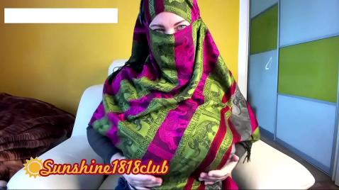 Арабка с большими сиськами мастурбирует