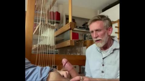 Пожилой мужчина делает минет внуку