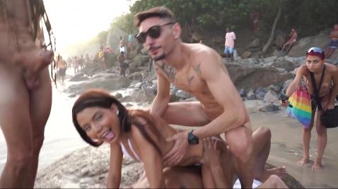 Выебали на пляже в три члена