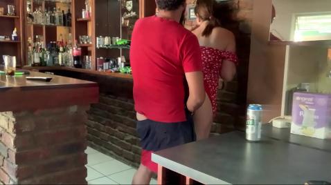 Симпотная брюнетка делает минет любимому