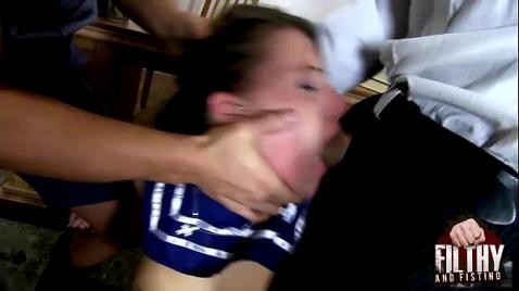 Охранники вдвоем трахнули старшеклассницу