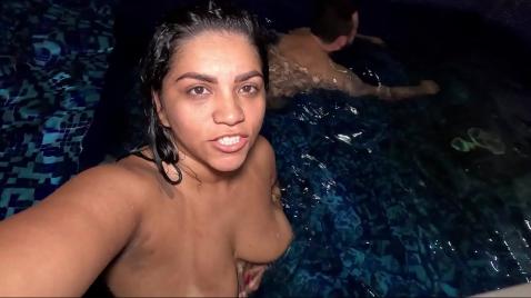 Влюбленая парочка голыми купаются в бассейне и любимая подруга делает минет