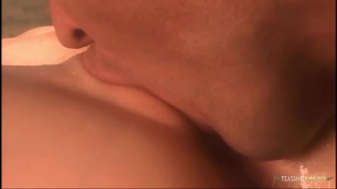 Блондинка с парнем трахаются на природе