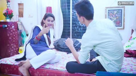 Индийские одноклассники дома на постели у брюнеточки ласкаются и трахаются