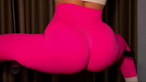 Блондинка села парню на член и запрыгала на нем