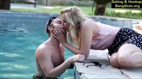 Блондинка с другом скупались и дома стали трахаться по собачьи