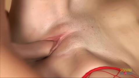 Зрелую женщину ебут с обеих сторон