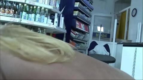 Хозяин магазина трахает продавщицу после минета