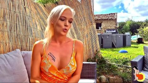 Зрелая блондинка завлекла мужчину сиськами на секс