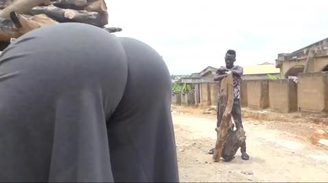 Зрелая негритянка дала бревна соседу