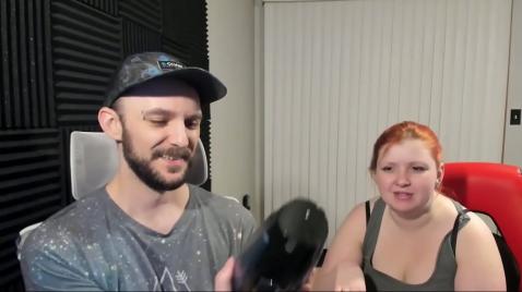 Парень с домработницей делает себе мастурбацию