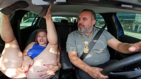 Зрелый мужчина подвозит шлюху к дому которая разделась наголо