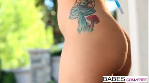 Очень красивое видио про брюнеточку, которая возбуждает себя сама