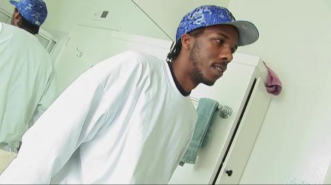 Негритянка купается в ванне и делает минет молодому соседу