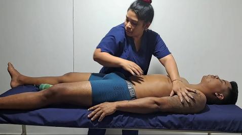 Зрелая брюнетка делает минет мужчине