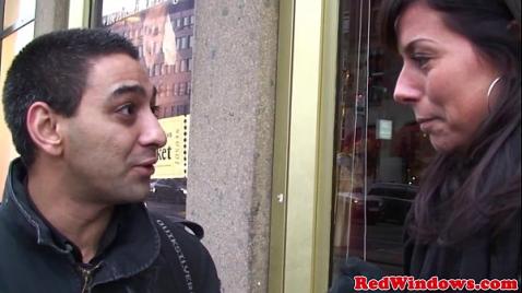 Парень общается на улице со зрелой дамой