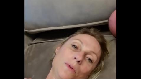 Зрелая блондинка и ее мужчина трахались до оргазма