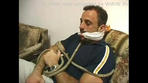 Мужик изнасиловал жену на глазах у связанного мужа