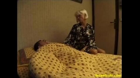 Мать разбудила сына глубоким минетом