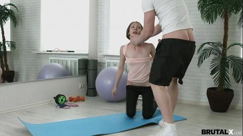 Тренер изнасиловал на коврике для йоги