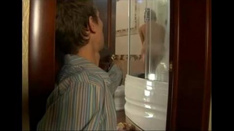 от лизал у мамки в ваной