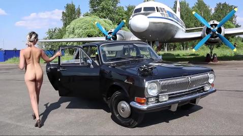 Голая тёлка гуляет по аэродрому