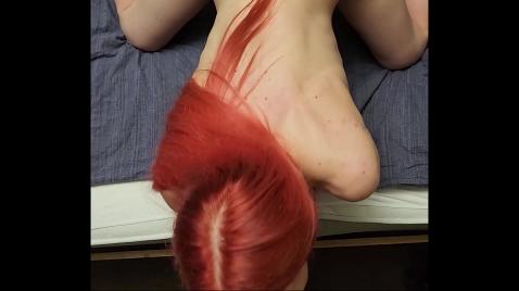 Рыжая девица делает минет бородатому парню