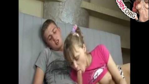 Секс молодой пары на домашнюю камеру