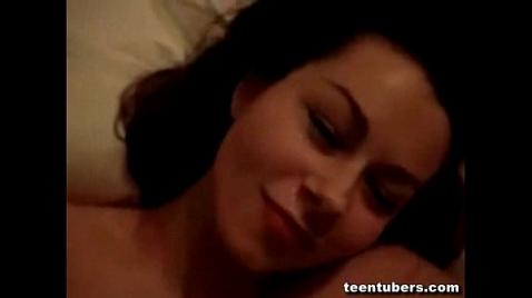 Жена делает минет на камеру и позволяет кончить на лицо