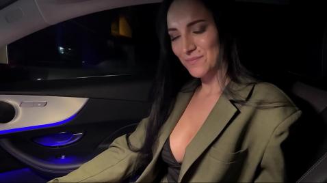 Зрелая девица делает минет своему соседскому другу