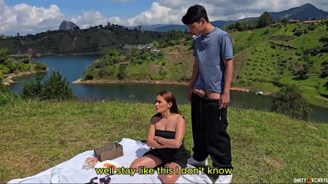 Зрелая мамочка сидит с семьёй на природе