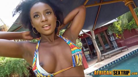 Белый парень трахает жёстко на улице негритянку