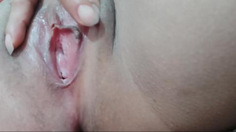 Брюнетка нарядила ёлку и возле нее стала мастурбировать