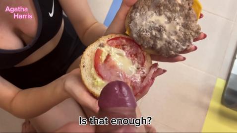 Блондинка в очках делает другу минет держа в руках бургер