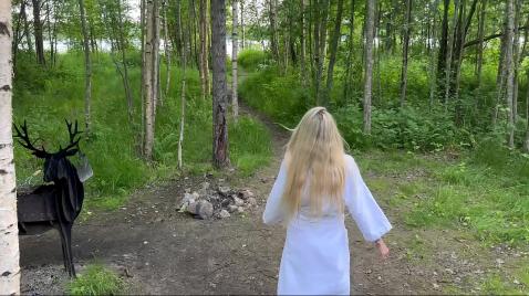 Блондинка гуляет на природе