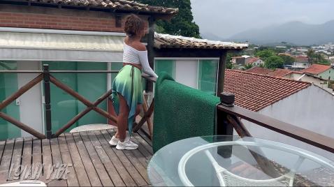 Девица делает минет в гостях у мужчины