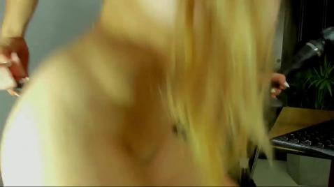 Блондинка дрочит себя вибратором сидя в кресле