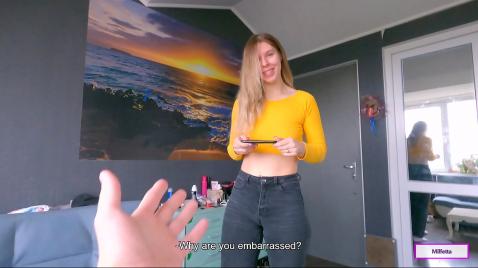 Молодая девчонка в комнате делает минет своему любимому парню