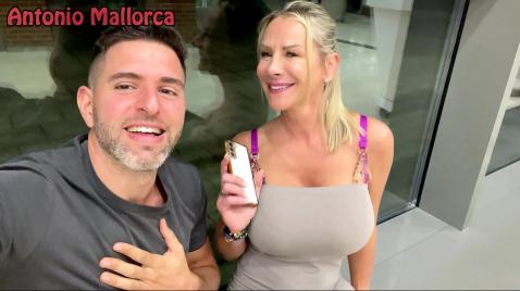 Парень общается на улице с блондинкой