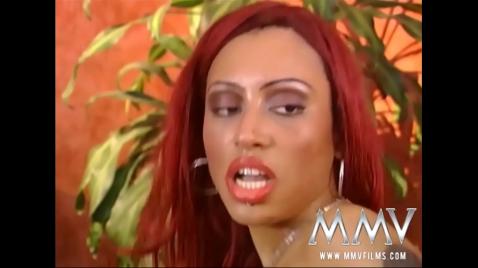 Мужчины сотрудники в отеле занимаются сексом давая делать им минет своим заказанным шлюхам